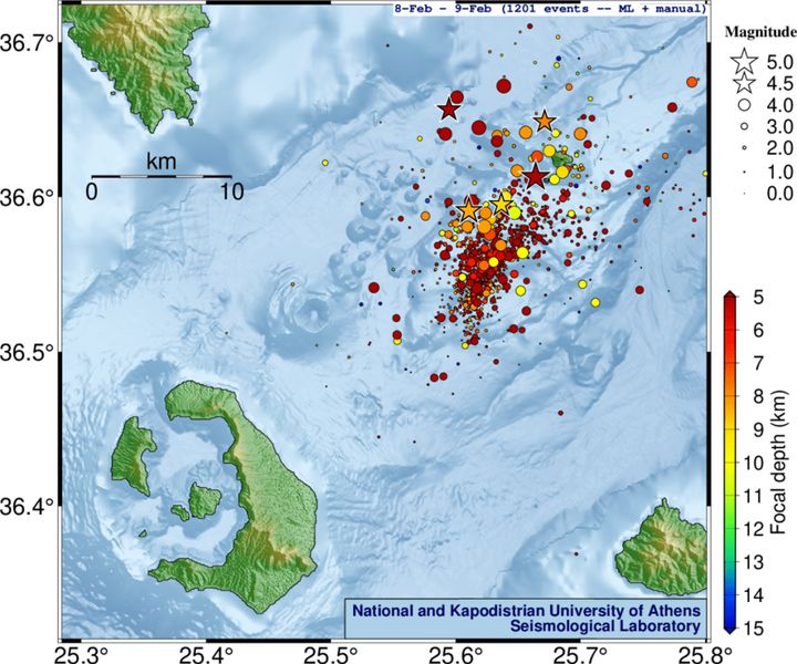 Χάρτης κατανομής σεισμών στην περιοχή των Κυκλάδων (Σαντορίνη-Αμοργός-Ίος) που καταγράφηκαν στις 8 Φεβρουαρίου (ανάλυση με τεχνητή νοημοσύνη) και στις 9 Φεβρουαρίου (καθημερινή ανάλυση). Η ακτίνα των κύκλων είναι ανάλογη του μεγέθους του σεισμού (υπόμνημα επάνω-δεξιά), ενώ τα επίκεντρα σεισμών με μεγέθη μεγαλύτερα ή ίσα του 4.5 σημειώνονται με αστέρι. Ο χρωματισμός ανταποκρίνεται στο εστιακό βάθος, σύμφωνα με τη χρωματική κλίμακα (δεξιά).