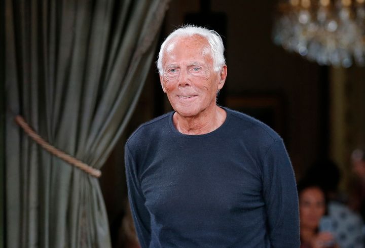 Αρχείο: Ο σχεδιαστής Giorgio Armani δέχεται το χειροκρότημα στο τέλος της συλλογής μόδας Armani Haute Couture Φθινόπωρο-Χειμώνας 2018/2019 που παρουσιάστηκε την Τρίτη 3 Ιουλίου 2018, στο Παρίσι. 