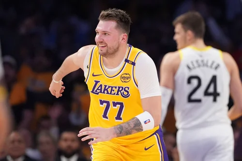 Luka Doncic Makes His Lakers Debut, Quickly Connects With LeBron James |  HuffPost Sports