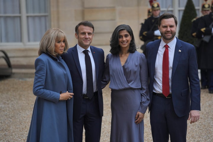 ΠΑΡΙΣΙ, ΓΑΛΛΙΑ - 11 ΦΕΒΡΟΥΑΡΙΟΥ: Η Brigitte Macron (αριστερά), ο Emmanuel Macron (2ος αριστερά), η Usha Vance, ο Αμερικανός αντιπρόεδρος James Vance ποζάρουν για τον Τύπο καθώς συναντώνται στο Μέγαρο των Ηλυσίων στις 11 Φεβρουαρίου 2025 στο Παρίσι, Γαλλία. Η Γαλλία φιλοξενεί εκπροσώπους από περίπου εκατό χώρες, συμπεριλαμβανομένων αρχηγών κρατών και ηγετών επιχειρήσεων, για τις Συνόδους Κορυφής της Δράσης για την Τεχνητή Νοημοσύνη (ΤΝ) στο Grand Palais. (Φωτογραφία: Remon Haazen/Getty Images)