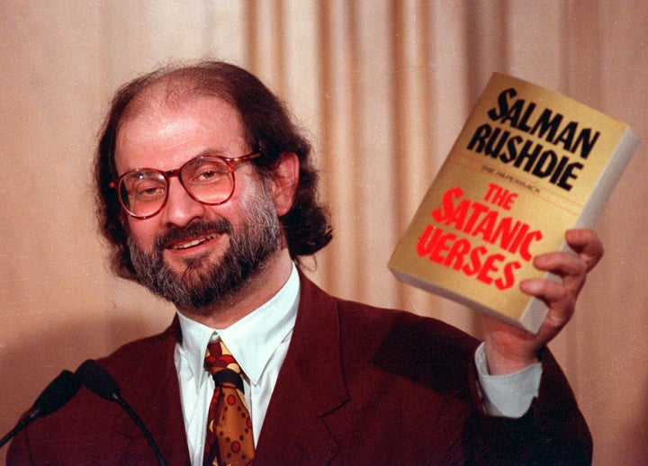 ΦΩΤΟΓΡΑΦΙΑ ΑΡΧΕΙΟΥ - Ο μυθιστοριογράφος Salman Rushdie κρατάει αντίτυπο του αμφιλεγόμενου μυθιστορήματός του «The Satanic Verses» στις 4 Μαρτίου 1992 κατά τη διάρκεια ομιλίας του στο Arlington, Va.. Μίλησε σε διεθνές συνέδριο για την ελεύθερη έκφραση που χρηματοδοτήθηκε από το Freedom Forum και το American University. (AP Photo/Ron Edmonds)