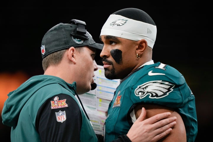 Kellen Moore talks to Eagles quarterback and eventual game MVP Jalen Hurts during the Super Bowl.