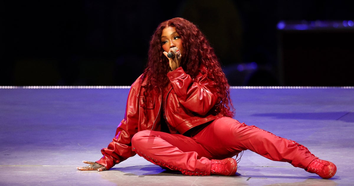 NextImg:SZA's Super Bowl Look Reminded Me That We Look Amazing As Redheads, Too