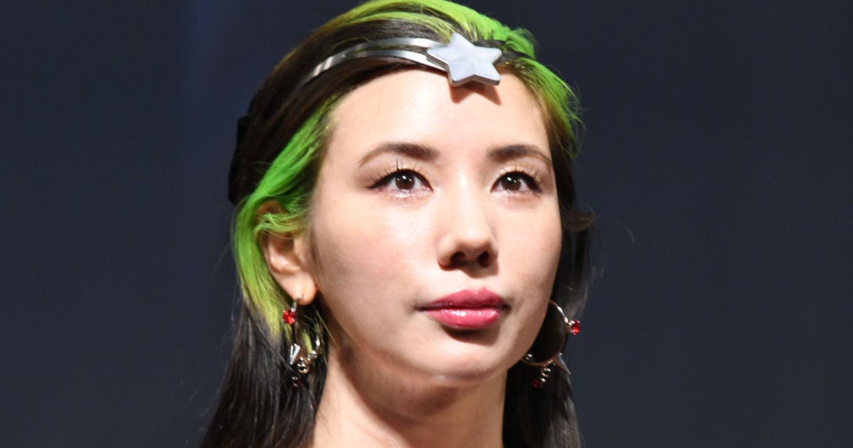 即日発送！仲里依紗 RE. レインボーマット 画像】仲里依紗さんが「全身レインボー」を着るとこうなる