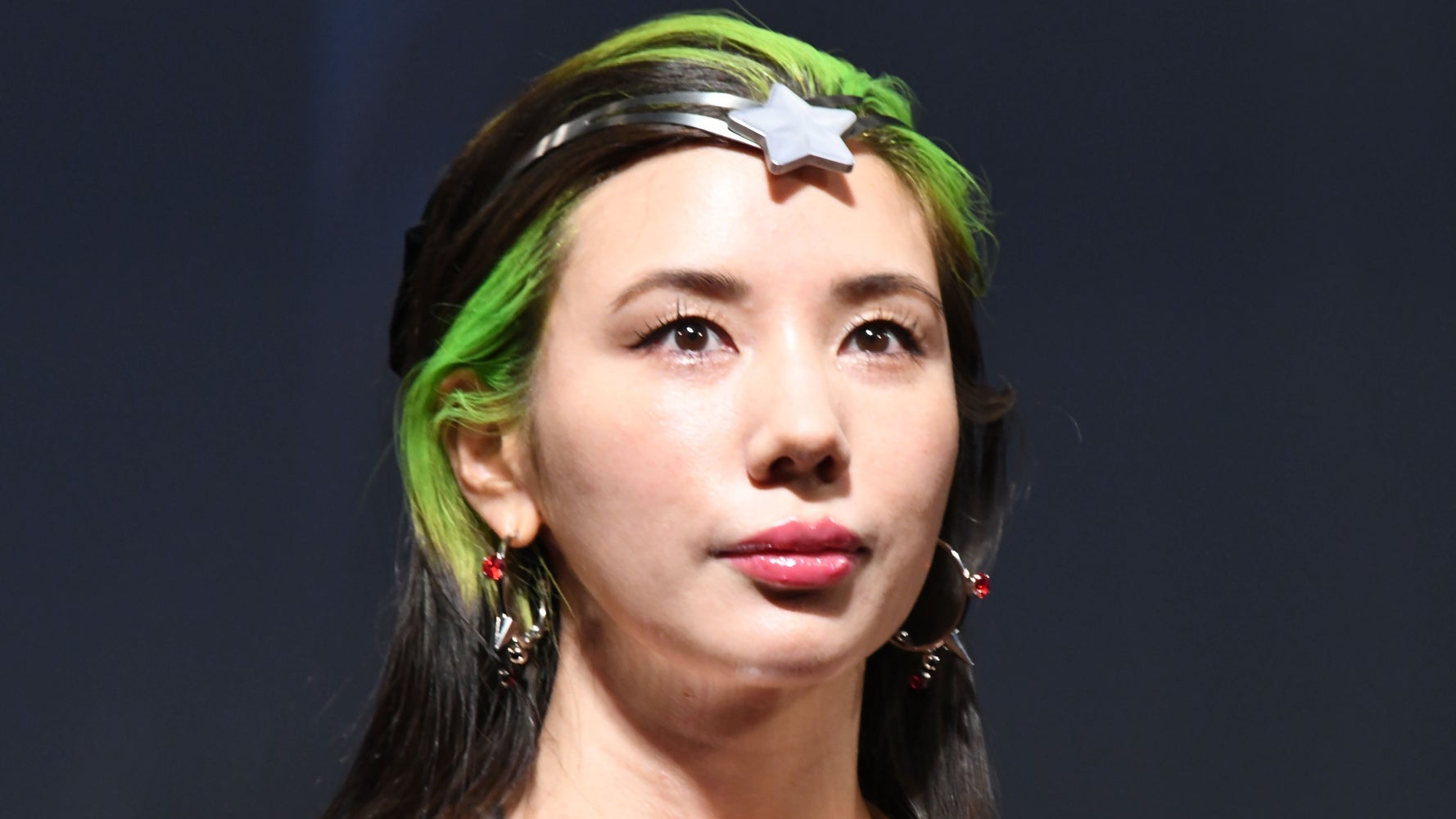 画像】仲里依紗さんが「全身レインボー」を着るとこうなる