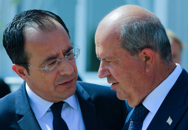 Ο πρόεδρος της Κύπρου, Ν.Χριτοδουλίδης και ο ηγέτης των τουρκοκυπρίων Ε.Τατάρ (φωτογραφία αρχείου)