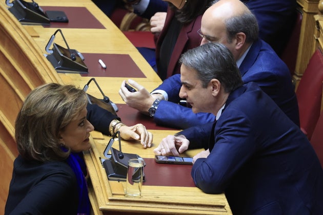 Ο πρωθυπόυργός συνομιλεί με την βουλευτή της ΝΔ και αδελφή του, Ν.Μπακογιάννη λίγο πριν την έναρξη της ψηφοφορίας στην Ολομέλεια της Βουλής για την εκλογή ΠτΔ (12 Φεβρουαρίου 2025)