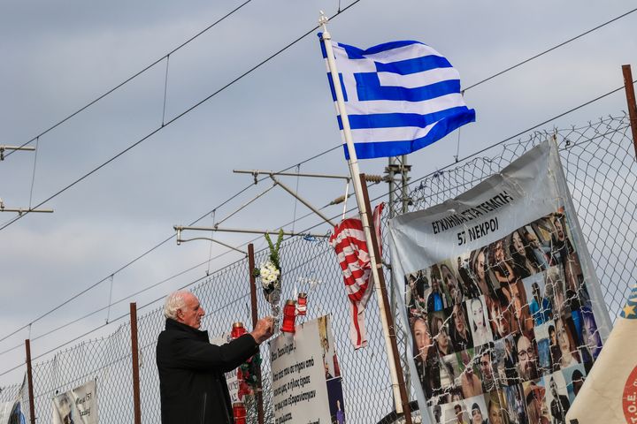 Αγρότες και κτηνοτρόφοι με τρακτέρ από το μπλόκο στον κόμβο της Γυρτώνης του νομού Λάρισας στο σημείο της σύγκρουσης των αμαξοστοιχιών στα Τέμπη, όπου έκλεισαν τις γραμμές του ΟΣΕ και κατέθεσαν στεφάνι με 57 γαρύφαλλα στη μνήμη των νεκρών του σιδηροδρομικού δυστυχήματος, Κυριακή 26 Ιανουαρίου 2025. (EUROKINISSI)