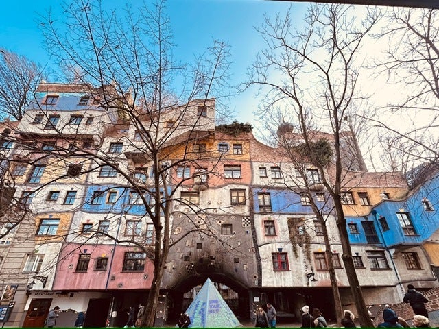 Το Hundertwasserhaus, το πολύχρωμο συγκρότημα, δημιούργημα του αρχιτέκτονα, γλύπτη και οικολόγου Χούντερτβάσερ