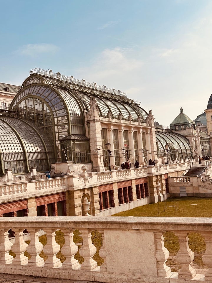 Το Palmenhaus, ένα θερμοκήπιο που έγινε καφέ και αποτελεί αγαπημένο στέκι ντόπιων και τουριστών.