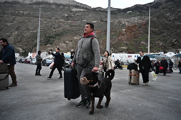 Κάτοικοι και εργαζόμενοι που εγκατέλειψαν τη Σαντορίνη στις αρχές Φεβρουαρίου