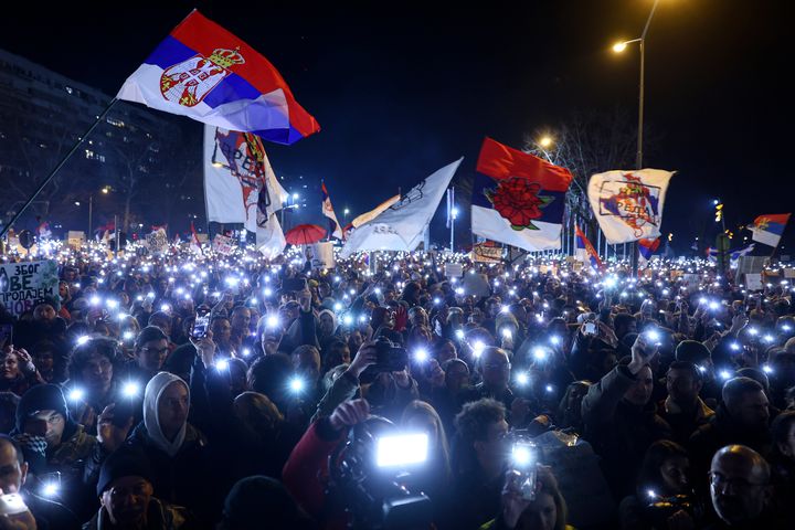 Διαδηλωτές σε διαδήλωση για την τραγωδία που έλαβε χώρα σε σιδηροδρομικό σταθμό του Νόβι Σαντ, με 15 νεκρούς - Σερβία, 1 Φεβρουαρίου 2025