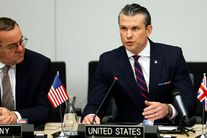 Ο υπουργός Άμυνας των Ηνωμένων Πολιτειών Pete Hegseth, δεξιά, μιλάει κατά τη διάρκεια συνάντησης της ομάδας επαφής για την άμυνα της Ουκρανίας στην έδρα του ΝΑΤΟ στις Βρυξέλλες, Τετάρτη 12 Φεβρουαρίου 2025. (AP Photo/Omar Havana)