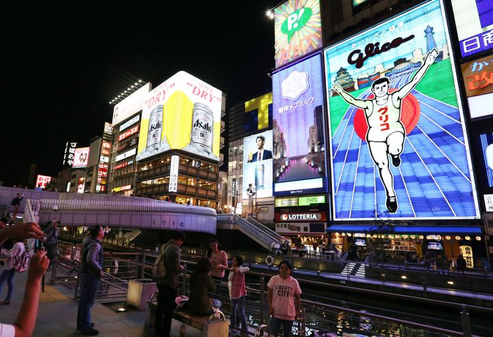 大阪・ミナミの繁華街にある「グリ下」。写真左側に戎橋