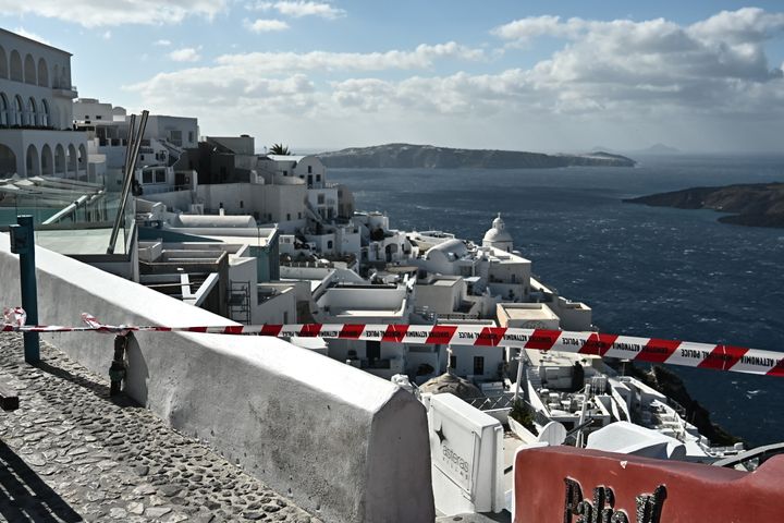 Συνεχίζονται οι σεισμικές δονήσεις στην Σαντορίνη.