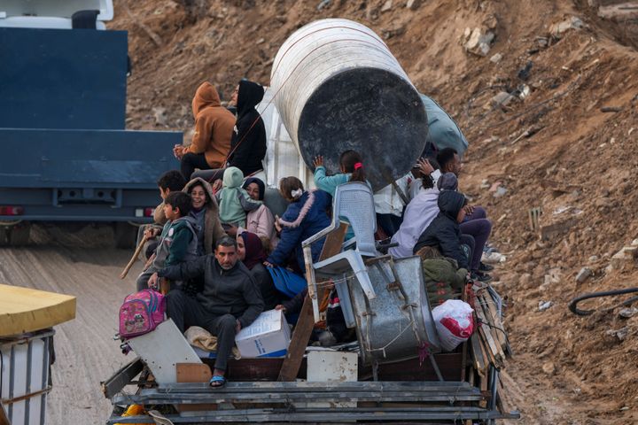 Εκτοπισμένοι άμαχοι καθ' οδόν προς τη βόρεια Γάζα (12 Φεβρουαρίου 2025)