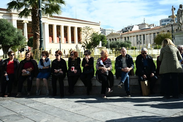 Συγκέντρωση συνταξιούχων στα Προπύλαια και πορεία στο Μέγαρο Μαξίμου, Παρασκευή 22 Νοεμβρίου 2024. Μεταξύ άλλων, οι συνταξιουχικές οργανώσεις διεκδικούν αυξήσεις σε όλες τις συντάξεις στο ύψος του πληθωρισμού και κατώτατη σύνταξη στο 80% του κατώτατου μισθού, νομοθετική ρύθμιση και άμεση απόδοση της 13ης και 14ης πληρωμένης σύνταξης, άμεση καταβολή των αναδρομικών σε όλους τους συνταξιούχους, δίχως δικαστήρια και προαπαιτούμενα, για το 11μηνο 2015 - 2016. Επίσης, ενσωμάτωση της «προσωπικής διαφοράς» στις καταβαλλόμενες συντάξεις σε όλους τους συνταξιούχους και κατάργηση της εισφοράς αλληλεγγύης. (ΚΩΣΤΑΣ ΤΖΟΥΜΑΣ/EUROKINISSI)