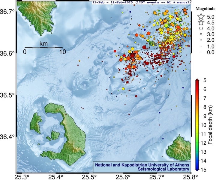 Σχήμα 1. Χάρτης κατανομής σεισμών στην περιοχή των Κυκλάδων (Σαντορίνη-Αμοργός-Ίος) που καταγράφηκαν στις 11 Φεβρουαρίου (ανάλυση με τεχνητή νοημοσύνη) και στις 12 Φεβρουαρίου (καθημερινή ανάλυση). Η ακτίνα των κύκλων είναι ανάλογη του μεγέθους του σεισμού (υπόμνημα επάνω-δεξιά), ενώ τα επίκεντρα σεισμών με μεγέθη μεγαλύτερα ή ίσα του 4.5 σημειώνονται με αστέρι. Ο χρωματισμός ανταποκρίνεται στο εστιακό βάθος, σύμφωνα με τη χρωματική κλίμακα (δεξιά).
