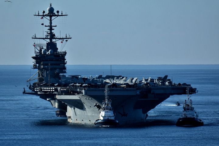 ΜΑΡΣΕΙΛΙΑ, ΓΑΛΛΙΑ - 2024/11/28: Το αεροπλανοφόρο USS Harry S. Truman φτάνει στο γαλλικό μεσογειακό λιμάνι της Μασσαλίας. (Photo by Gerard Bottino/SOPA Images/LightRocket via Getty Images)