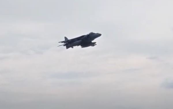 Ισπανικό Harrier αιωρείται πάνω από την παραλία «Lido» στον Βόλο