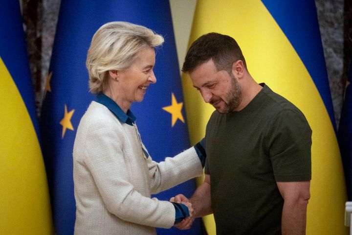 ΑΡΧΕΙΟ - Ο Ουκρανός πρόεδρος Volodymyr Zelenskyy, δεξιά, και η πρόεδρος της Ευρωπαϊκής Επιτροπής Ursula von der Leyen χαιρετιούνται στο Κίεβο, Ουκρανία, Παρασκευή 20 Σεπτεμβρίου 2024. (AP Photo/Efrem Lukatsky, File)