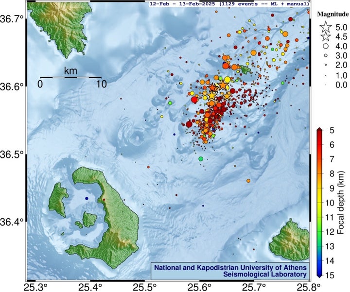 Χάρτης κατανομής σεισμών στην περιοχή των Κυκλάδων (Σαντορίνη-Αμοργός-Ίος) που καταγράφηκαν στις 12 Φεβρουαρίου (ανάλυση με τεχνητή νοημοσύνη) και στις 13 Φεβρουαρίου (καθημερινή ανάλυση). Η ακτίνα των κύκλων είναι ανάλογη του μεγέθους του σεισμού (υπόμνημα επάνω-δεξιά), ενώ τα επίκεντρα σεισμών με μεγέθη μεγαλύτερα ή ίσα του 4.5 σημειώνονται με αστέρι. Ο χρωματισμός ανταποκρίνεται στο εστιακό βάθος, σύμφωνα με τη χρωματική κλίμακα (δεξιά).