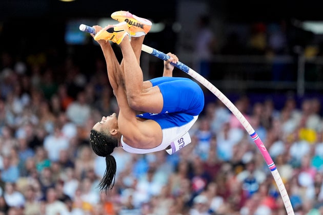 Ο Εμμανουήλ Καραλής, από την Ελλάδα, αγωνίζεται κατά τη διάρκεια του τελικού του άλματος επί κοντώ των ανδρών στους Θερινούς Ολυμπιακούς Αγώνες του 2024, Δευτέρα 5 Αυγούστου 2024, στο Σεν Ντενί της Γαλλίας. (AP Photo/Matthias Schrader)