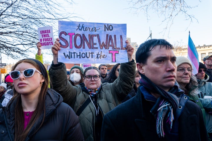 「Tなくしてストーンウォール（Stonewall）はない」というメッセージを掲げる抗議活動の参加者（2025年2月14日）