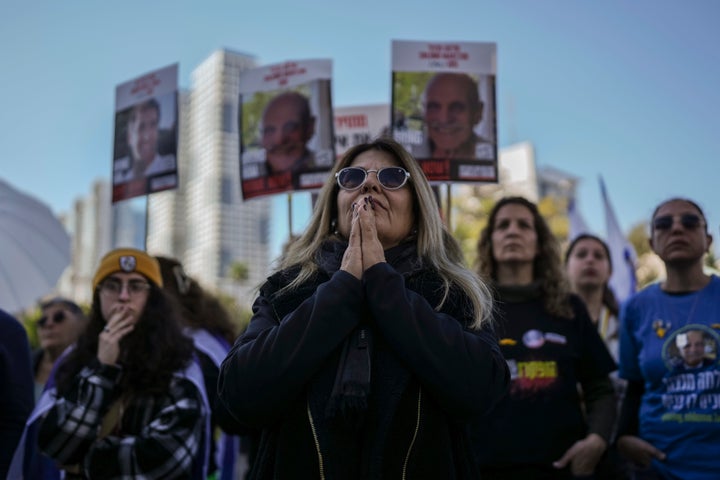 Ισραηλινοί στην Πλατεία των Ομήρων στο Τελ Αβίβ παρακολουθούν σε γιγαντοοθόνες την απελευθέρωση των ομήρων (15 Φεβρουαρίου 2025)