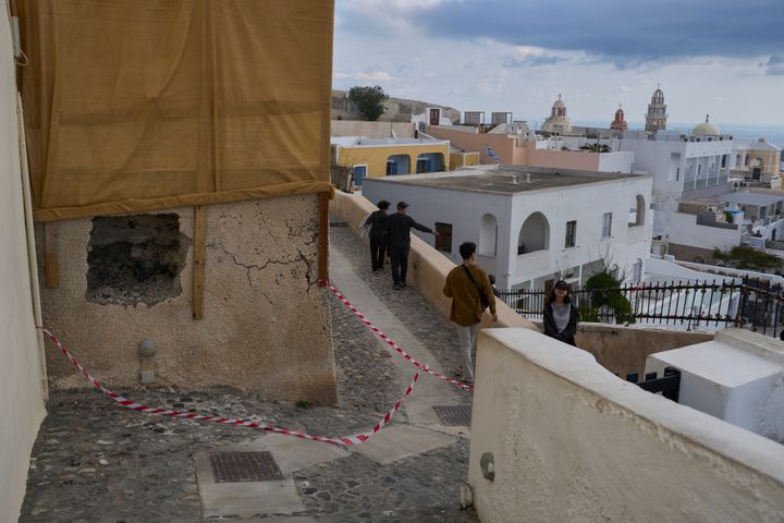 Στα Φηρά της Σαντορίνης έχουν τοποθετηθεί κορδέλες που απαγορεύουν την πρόσβαση σε ορισμένα σημεία. 