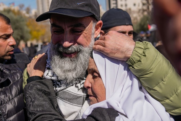 Ο Παλαιστίνιος Χασάον Αουίς, στην αγκαλιά των συγγενών του μετά την απελευθέρωση του από ισραηλινή φυλακή (15 Φεβρουαρίου 2025) 