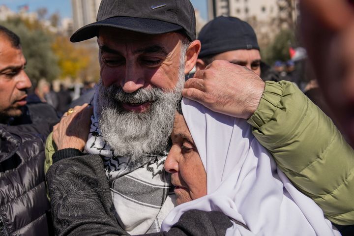 Ο Παλαιστίνιος Χασάον Αουίς, στην αγκαλιά των συγγενών του μετά την απελευθέρωση του από ισραηλινή φυλακή (15 Φεβρουαρίου 2025) 