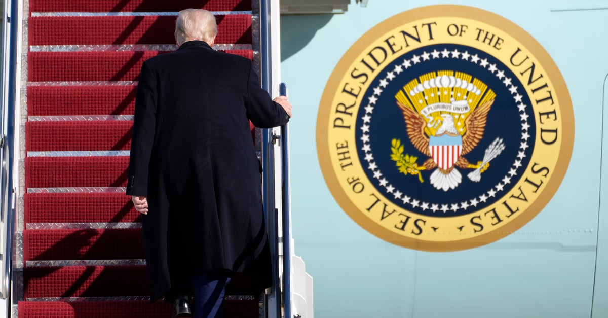 NextImg:Associated Press Reporter, Photographer Barred From Air Force One Over 'Gulf Of Mexico' Dispute