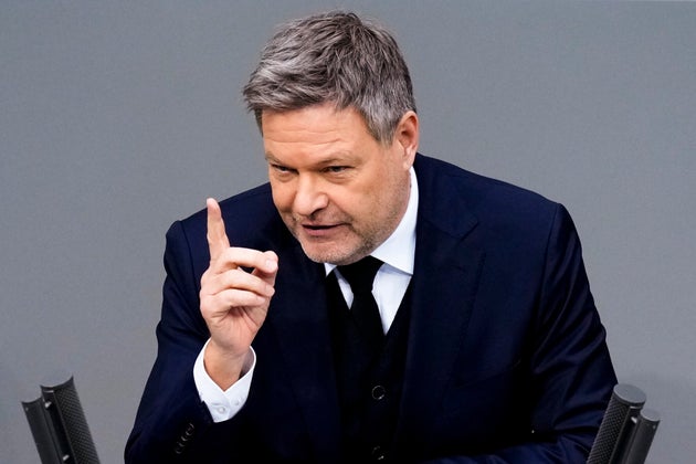 Ο αντικαγκελάριος και υπουργός Οικονομίας και Κλίματος Ρόμπερτ Χάμπεκ μιλάει κατά τη διάρκεια της τελευταίας συνεδρίασης του κοινοβουλίου πριν από τις εθνικές εκλογές, στο κοινοβούλιο της Μπούντεσταγκ στο Βερολίνο, Γερμανία, Τρίτη 11 Φεβρουαρίου 2025. (AP Photo/Ebrahim Noroozi)