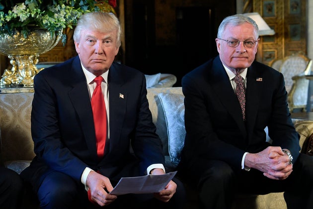 ΑΡΧΕΙΟ - Ο πρόεδρος Ντόναλντ Τραμπ, στο κέντρο, κάθεται με τον υποστράτηγο του στρατού εν αποστρατεία Κιθ Κέλογκ, δεξιά, στην έπαυλη Mar-a-Lago του Τραμπ στο Παλμ Μπιτς της Φλόριντα, στις 20 Φεβρουαρίου 2017. Η επιλογή του εκλεγμένου προέδρου Ντόναλντ Τραμπ για υπουργό Άμυνας είναι ακόμη στον αέρα, αλλά είναι βέβαιο ότι θα επιδιώξει να επιλέξει έναν πιστό μετά την ταραχώδη πρώτη θητεία του. (AP Photo/Susan Walsh, αρχείο)