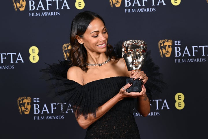 Η Ζόε Σαλντάνα με το Bafta Β΄ Γυναικείου Ρόλου για την ερμηνεία της στην ταινία «Emilia Pérez». (Photo by Joe Maher/BAFTA/Getty Images for BAFTA)