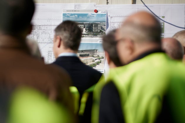 Στιγμιότυπο από την ενημέρωση που είχε ο Κυριάκος Μητσοτάκης στον Πειραιά