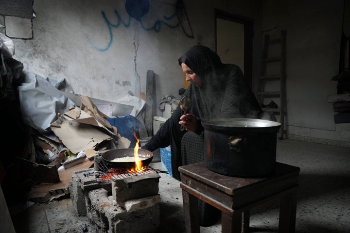 Γυναίκα που μαγειρεύει, μέσα στα συντρίμμια - Τζαμπαλίγια, 9 Φεβρουαρίου 2025