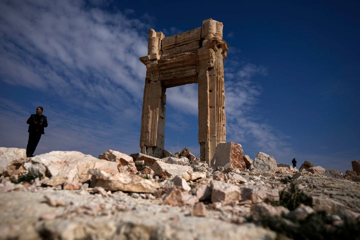 Δύο άντρες στέκονται στα ερείπια του ναού του Μπελ στην αρχαία πόλη της Παλμύρας, Συρία, Ιανουάριος 2025. (AP Photo/Khalil Hamra)