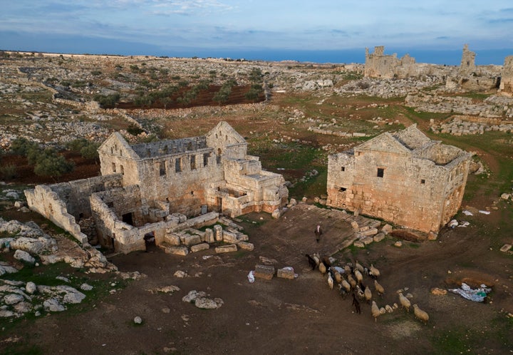 Άνδρας βόσκει πρόβατα γύρω από τον αρχαιολογικό χώρο των Νεκρών Πόλεων στα περίχωρα της πόλης Ιντλίμπ, Συρία, Φεβρουάριος 2025. (AP Photo/Khalil Hamra)