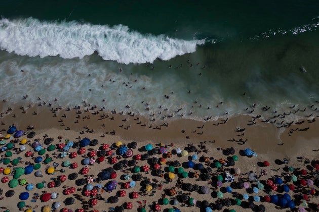 Άνθρωποι συρρέουν στην παραλία Ipanema κατά τη διάρκεια του καλοκαιριού στο Ρίο ντε Τζανέιρο, Κυριακή, 16 Φεβρουαρίου 2025. (AP Photo/Bruna Prado)