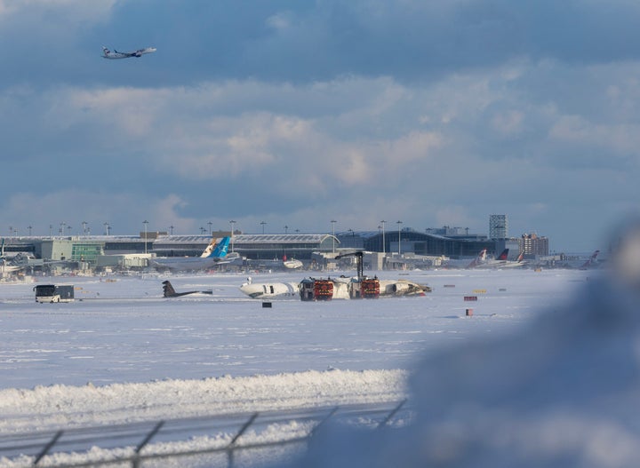 Ένα αεροπλάνο Delta Airlines με 80 επιβαίνοντες υπέστη ατύχημα κατά την προσγείωσή του στο χιονισμένο Τορόντο. Η πτήση που εκτελούσε η Endeavor Air, θυγατρική της Delta, με αεροσκάφος τύπου Bombardier CRJ900 συνέδεε τη Μινεάπολη (Μινεσότα, ΗΠΑ) με τη μεγαλύτερη πόλη του Καναδά. (Photo by VCG/VCG via Getty Images)