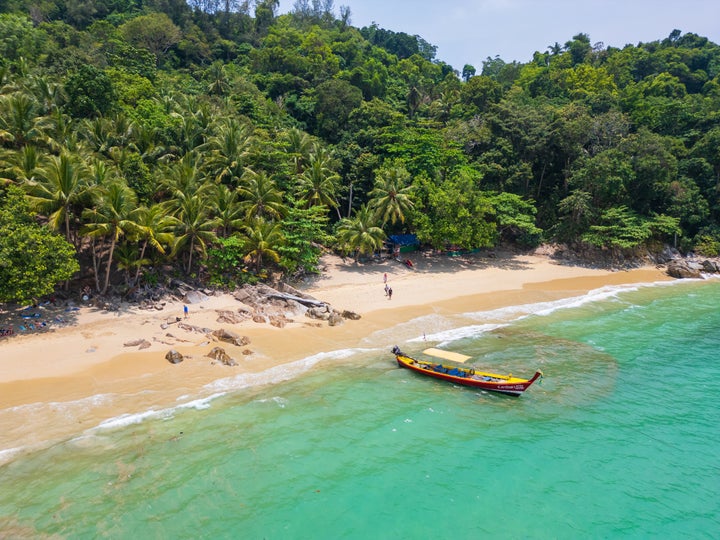 Στην δεύτερη θέση, η Banana Beach στο νησί Πουκέτ της Ταϊλάνδης.