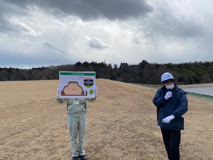 地中に埋まっている除去土壌について説明する環境省の五味俊太郎・中間貯蔵総括課長（2月18日、福島県の中間貯蔵施設敷地内で）