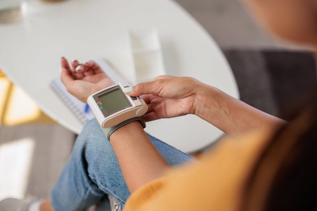 Ελέγχοντας την αρτηριακή πίεση στο σπίτι. 