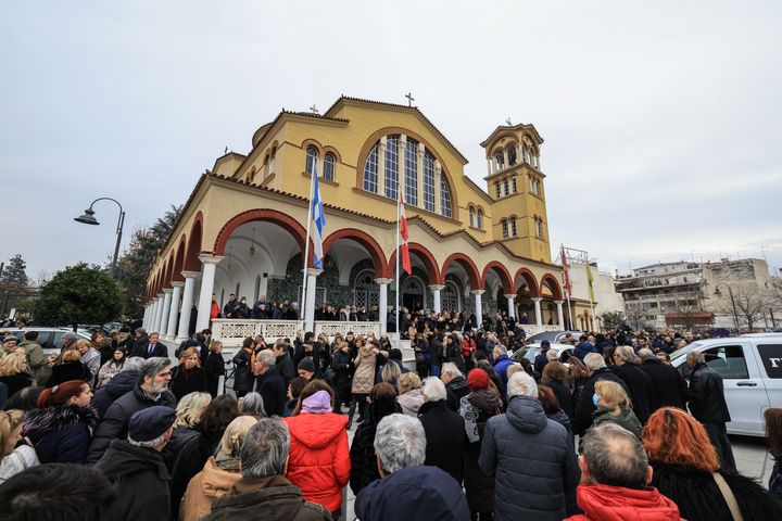 Στιγμιότυπο από την κηδεία του Βασίλη Καλογήρου στη Λάρισα.