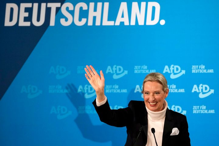 Η επικεφαλής της ακροδεξιάς Afd, Alice Weidel, χαιρετάει μετά από ομιλία της σε προεκλογική εκδήλωση για τις εθνικές εκλογές στο Χάιντενχαϊμ της Γερμανίας, 9 Φεβρουαρίου 2025. (AP Photo/Matthias Schrader, File)