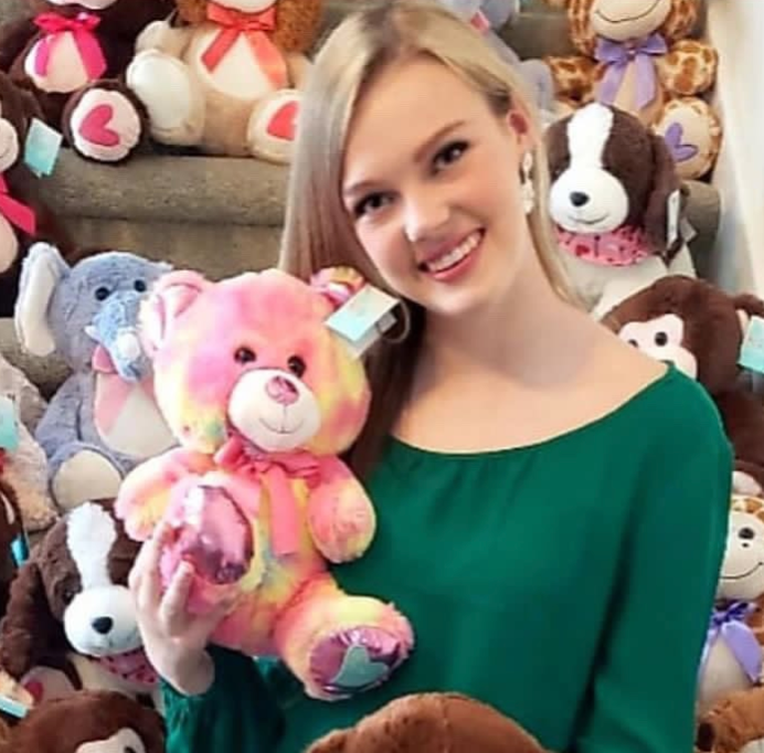 Kadance Fredericksen, a pageant competitor and charity founder from Florida, died in a car crash Monday. She was 18.