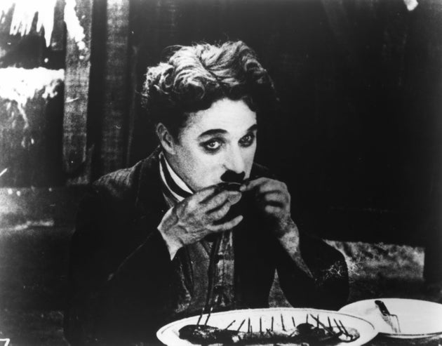 Ο Τσάρλι Τσάπλιν (1889-1977) στη διάσημη σκηνή από την ταινία «Ο χρυσοθήρας», όπου τρώει την μπότα του. (Photo by: Universal History Archive/UIG via Getty images)
