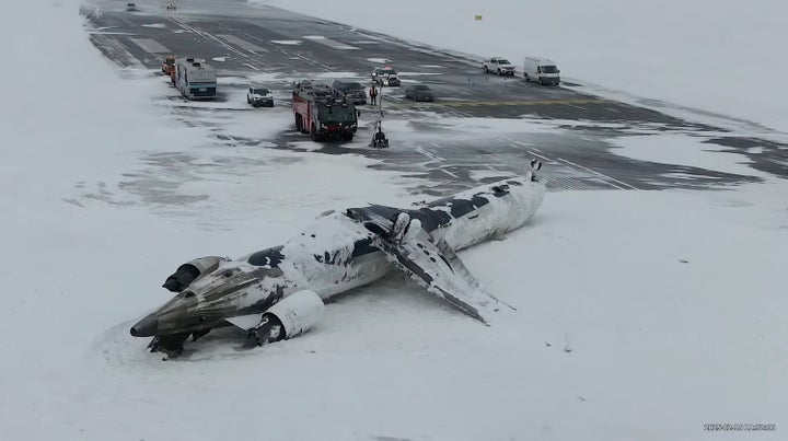 To αεροπλάνο δίπλα στον διάδρομο (Transportation Safety Board of Canada via AP)